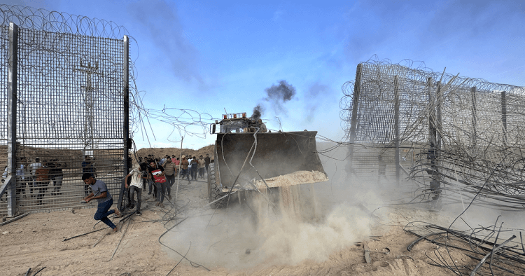 Hamas breaks through border fence